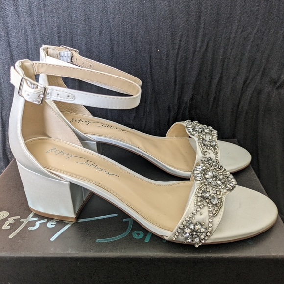 Betsy Johnson bridal 1 inch heel size 7.5 - Picture 3 of 3